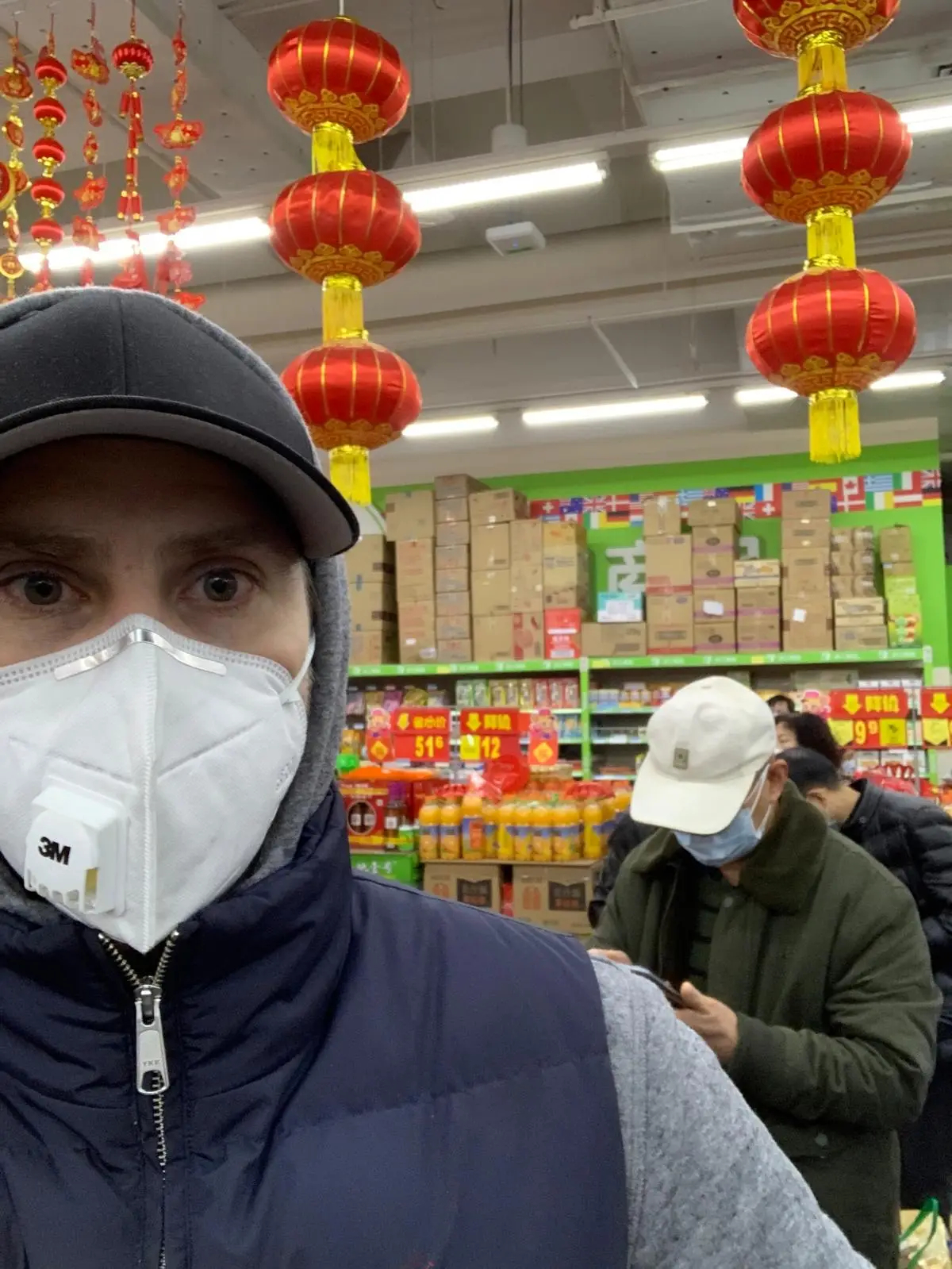 Mataffären i Wuhan dagen staden stängdes ned, med köer och tömda hyllor.